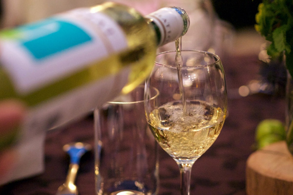 ワインをつぐ画像